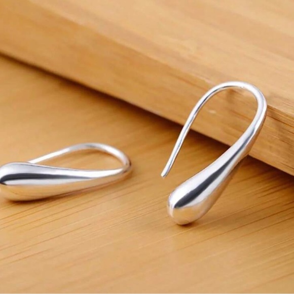 🪷 .925 Silver Teardrop Earrings - Picture 3 of 4